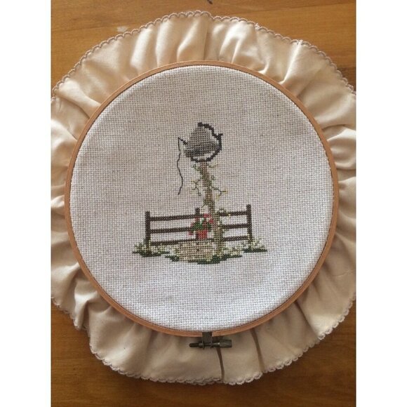 Vintage Completed Needlepoint Lot Of 2 Floral Water pump On Wooden Hoop Frames - Picture 3 of 11